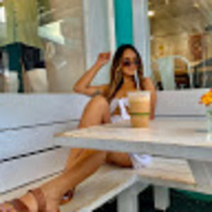 Meet your Posher, Adrienne